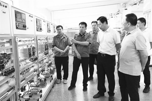 6-2 7闫宇文（左四）在北重集.jpg