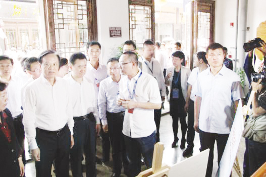 1-2 配文2，贵州省委省政府赴万达小镇调研.jpg