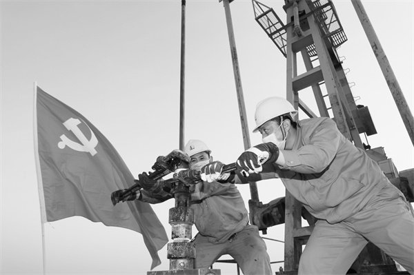 2-1 1 党员更换油井盘根.jpg