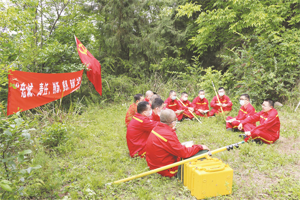 8-2 2工地围坐听宣讲.jpg