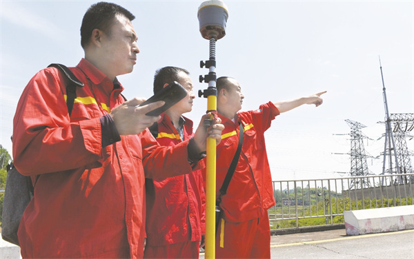 2 2 江智东（右）与同事核实变电站情况_副本.jpg