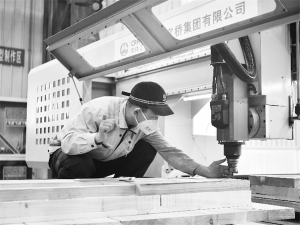 3-1 1，工人在中铁宝桥集团有.jpg