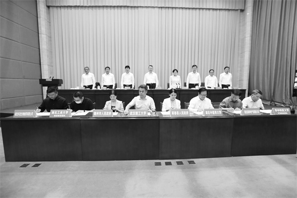 3-2 2，图为签约现场.jpg