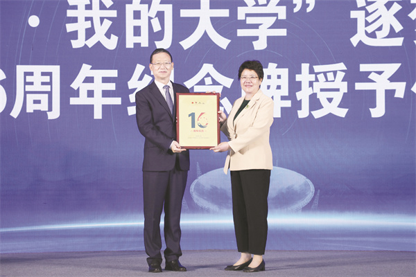 4-2 2、罗宁（右）授予钟方达（左）.jpg