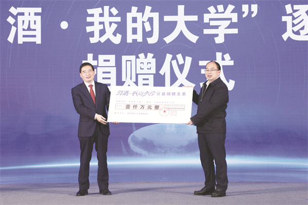 4-3 3、余跃（右）与曾凡.jpg