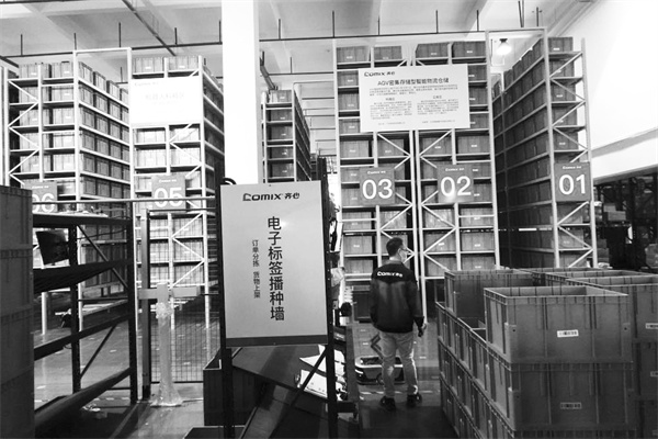 2-1 1，工人在电子标签播种墙.jpg