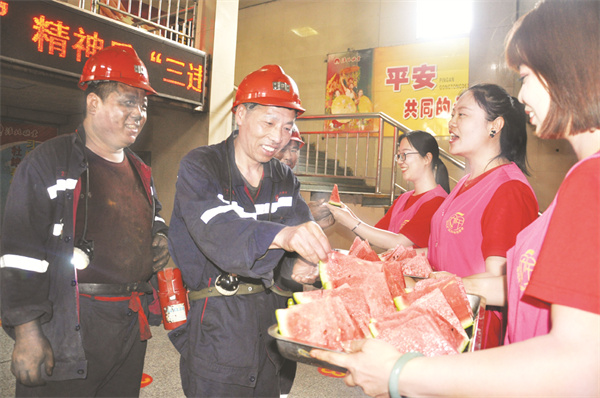 5-4 6图片新闻 清凉“瓜摊”摆井口.jpg