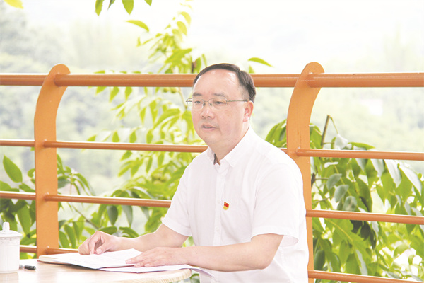 1-2 2-1、高县县委书记、省党代表黄.jpg