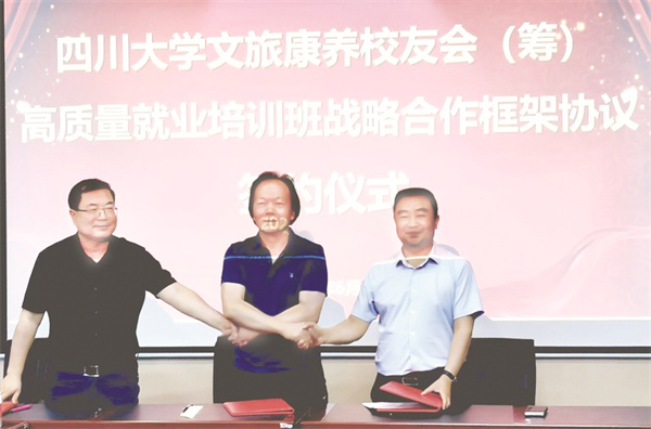 4-3 1 3，现场签署合作举.jpg