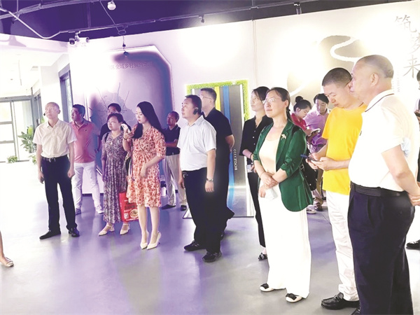 4-4 1 4，参观由新农人众创共建.jpg