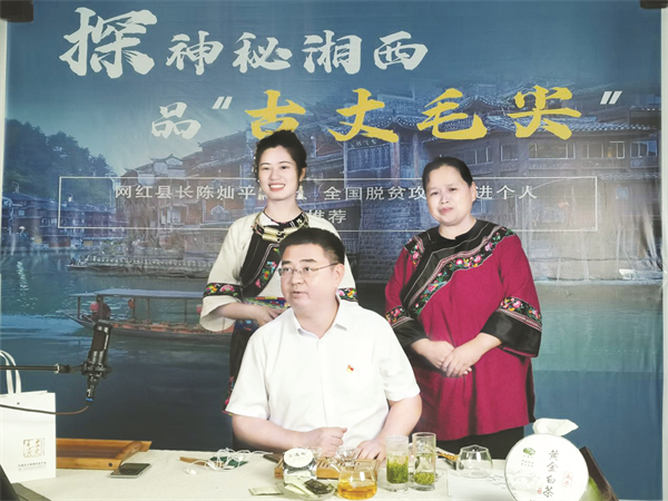 1657961151585271.jpg 4-1 1-1抖音第一网红县长陈灿平(前排)与彭小燕(后排右一)在直播.jpg