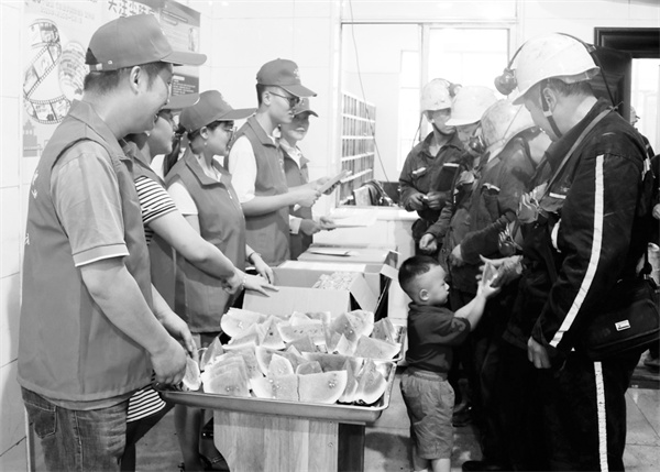 7-4 7-2 赵家坝煤矿为职工送西瓜.jpg