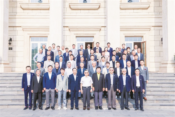 1-1 1 参加晚会嘉宾集体合影.jpg