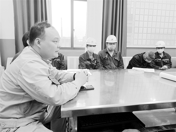 2-2 4 图为：该作业区作业长.jpg