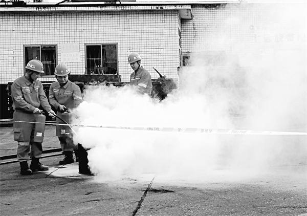 7-2 9 龙滩煤电公司开展火.jpg