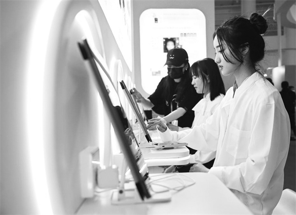 3-2 2， 7月22日，参观者在.jpg