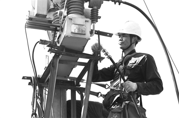 2-4 5,电力汉子不服“暑”.jpg