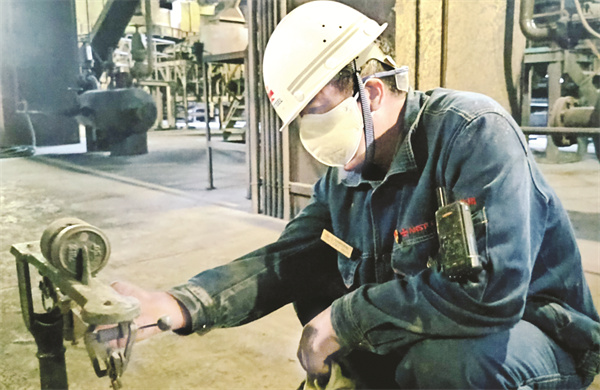 1659530887247881.jpg 4-4 4 文模云正在进行称料。.jpg