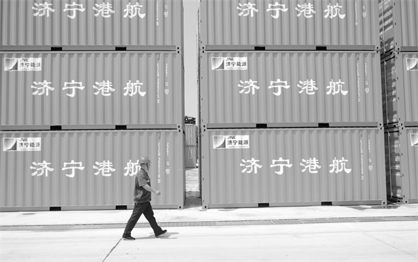 2-1 1 梁山港集装箱码头（王传钧 摄）.jpg