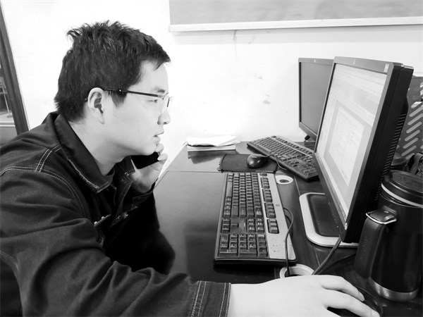 2-1 1 李志霖正在认真工作。.jpg