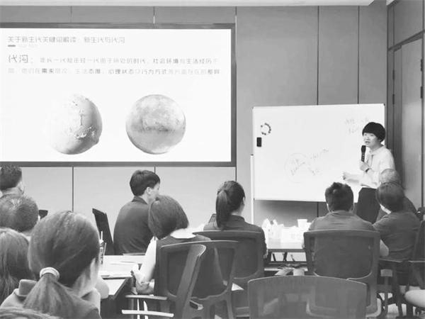 7-2 图配文4“柔性管理”走.jpg
