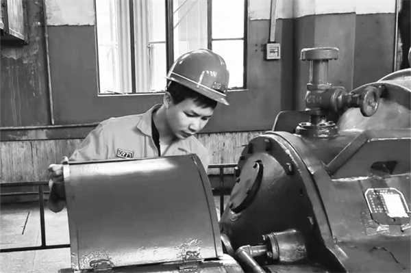 1660750268135472.jpg 2-1 1 向建华在认真检查设备.jpg