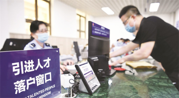 4-1 1 聚人才之力　筑复兴之基.jpg