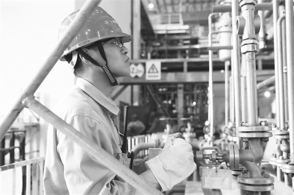 7-2 8 中安联合热电装置首台锅炉.jpg