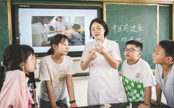 8-3 5 中医药文化进校园.jpg
