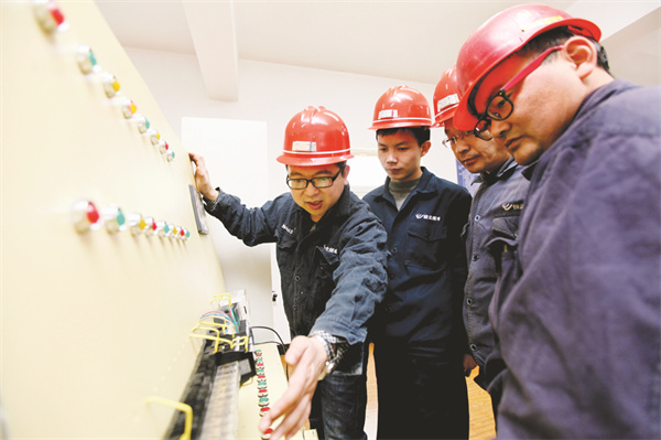 5-1 1 黄王斌（左一）与创新工作室成员交流、学习.jpg