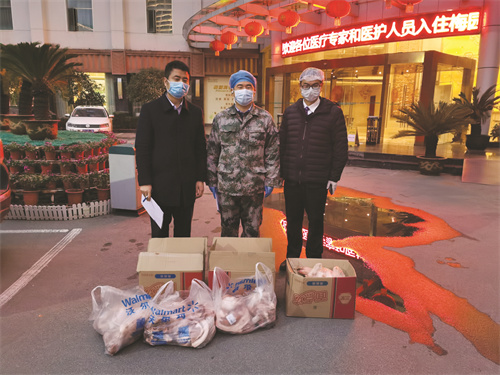 4-1 图1：魏永祥在前期物资紧缺的情况下向河南援鄂医疗队捐赠鲜肉制品等食品.jpg