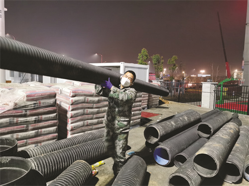 4-2 图2：魏永祥在武汉雷山医院施工现场当志愿者.jpg