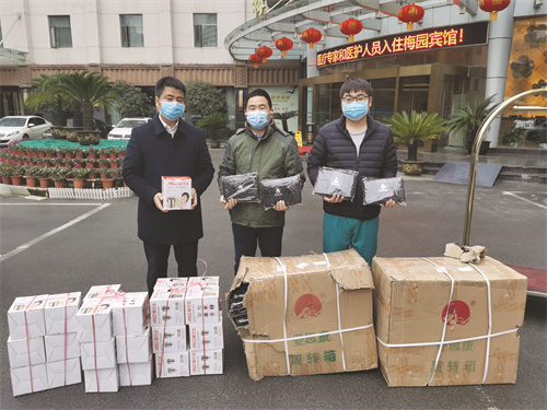 4-3 图3：魏永祥为援鄂医疗自费捐赠保温饭盒.jpg