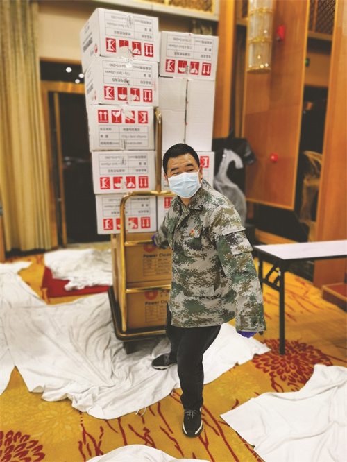 4-6 图6：魏永祥在武汉深夜为封闭小区运送食品.jpg