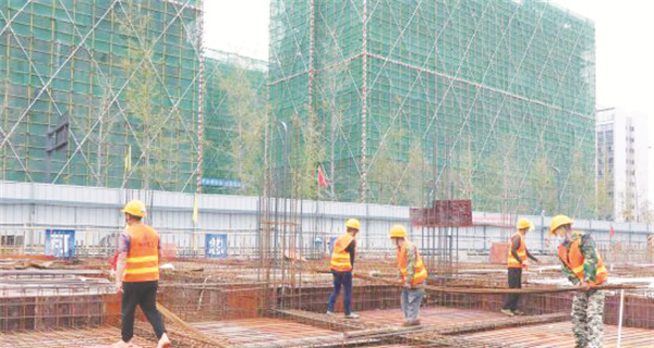 1-5 2，工人们正在各自岗位上紧张忙碌着。.jpg