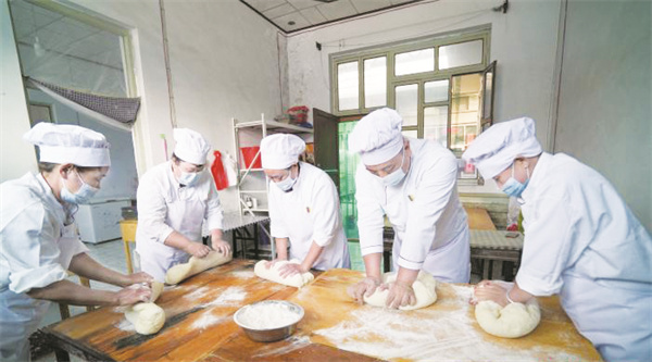 8-2 3 一口“酥馍”的三代传承.jpg