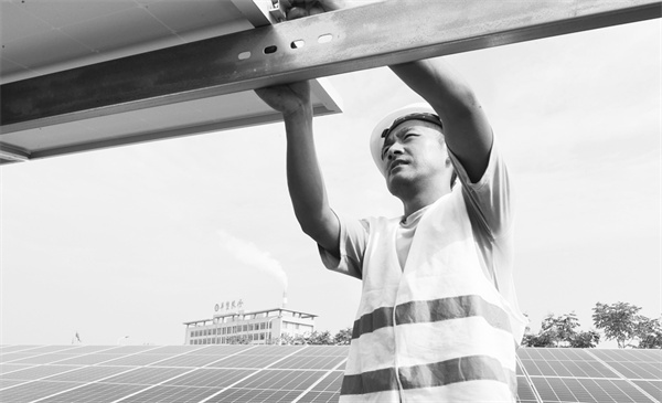 2-1 1（华塑）图为9月1日光伏项目施工现场.jpg