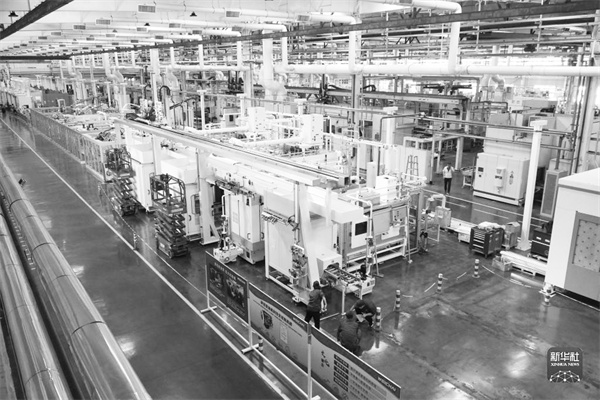 3-3 3，潍柴集团的工作人员在.jpg