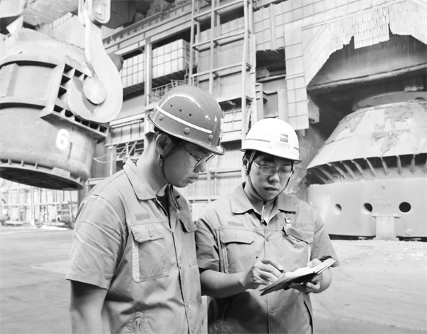 2-1 1，唐笑宇（右）在转.jpg