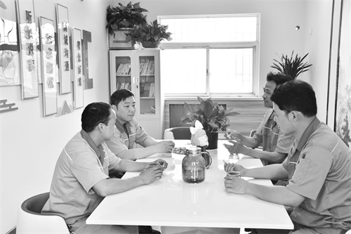 1665316771428135.jpg 3-2 4 图为职工在“聊聊吧”交流谈心。.jpg