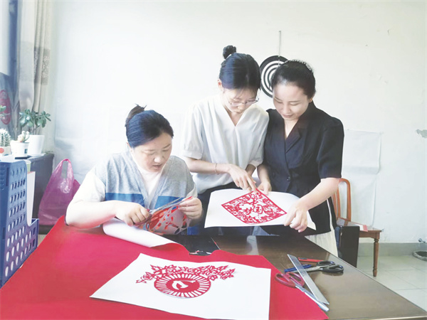 8-3 6 矿山剪纸，喜迎党的二十大.jpg