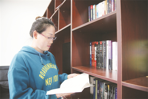 8-1 2、张长青认真学习考证（王玉洁 摄）.jpg