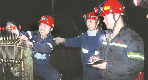 5-4 2、“机电保姆” 高广（左.jpg