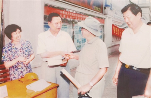 8-2 1 2（张景兰(左)在任安徽.jpg