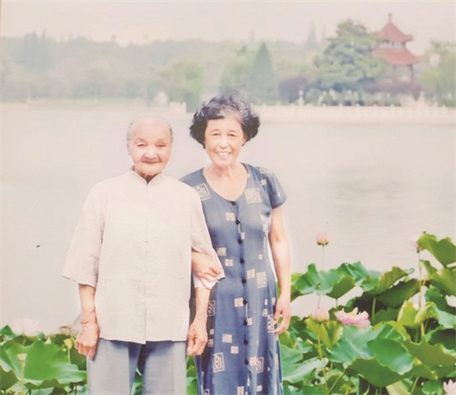 8-3 1 3（张景兰和99岁老母亲.jpg