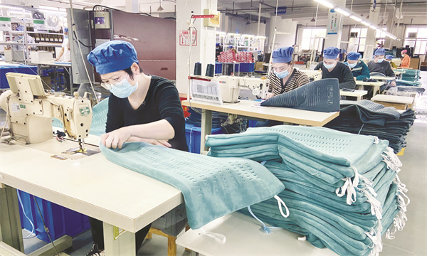 4-6 3，工人们加紧生产发.jpg