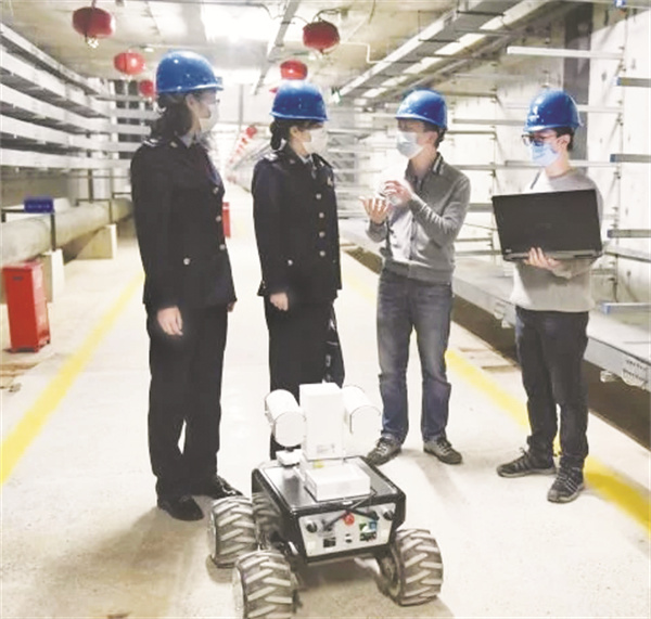 1-2 2、税务干部走访四川自贸.jpg