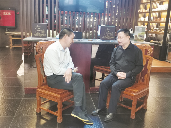 7-2 1 2周述国（左）接受本报记者独家专访.jpg