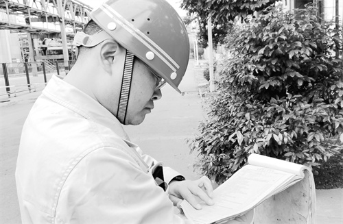 2-1 1 该分厂厂长彭志辉正在.jpg