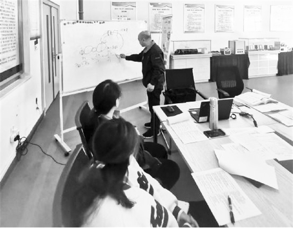 2-2 3，让劳模工匠对员工进行竞赛培训.jpg